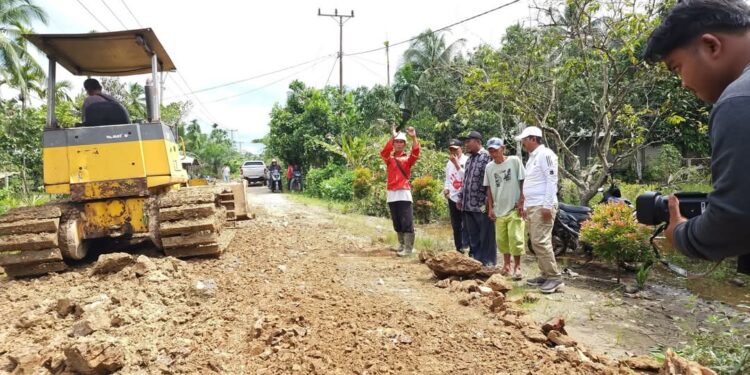 Bupati Anwar Sadat Tinjau Langsung Peningkatan Jalan Parit Pudin, Warga Antusias!