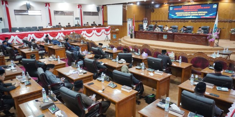 DPRD Tanjabbar Gelar Paripurna, Bupati Anwar Sadat Sampaikan Pidato Perdana