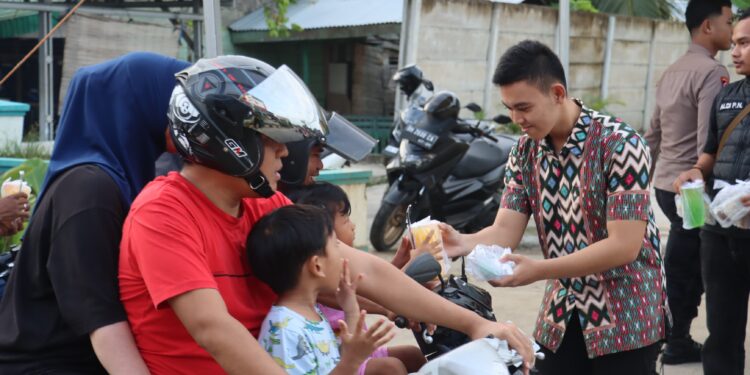 Bulan Penuh Berkah, Polres Tanjab Barat Bagikan Takjil kepada Pengguna Jalan