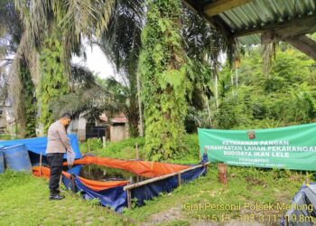 Dekat dengan Warga, Bhabinkamtibmas Polsek Merlung Kunjungi Peternak Ikan Patin di Tanjung Paku