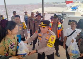 Kapolres Tanjab Barat Salurkan 100 Paket Sembako untuk Nelayan Pesisir Kuala Tungkal