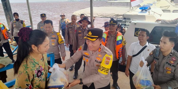 Kapolres Tanjab Barat Salurkan 100 Paket Sembako untuk Nelayan Pesisir Kuala Tungkal