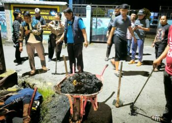 Bupati Anwar Sadat Cangkul Sampah di Jalan Sriwijaya, Tanda Dimulainya Aksi Bersih-Bersih