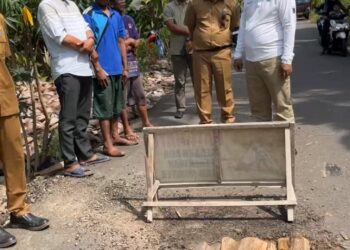 Tanggap Keluhan Warga, Bupati Anwar Sadat Cek Langsung Jalan Rusak di Tungkal Ilir