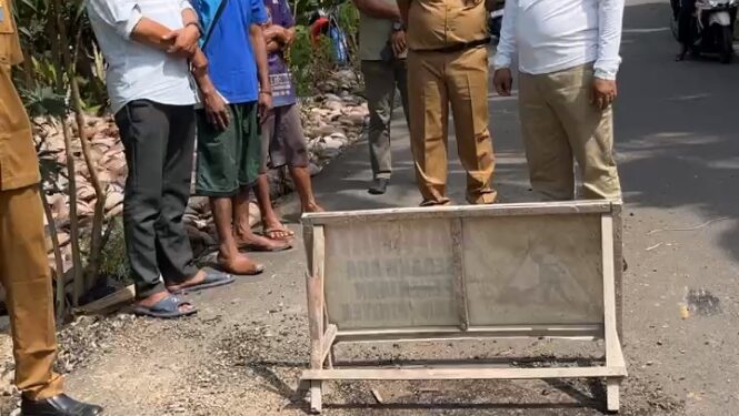 Tanggap Keluhan Warga, Bupati Anwar Sadat Cek Langsung Jalan Rusak di Tungkal Ilir