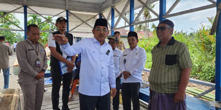 Bupati Tanjab Barat Salurkan Bantuan dan Semangat untuk Korban Longsor