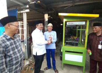 Dukung UMKM Bangkit, Bupati Tanjab Barat Beri Bantuan Gerobak dan Modal untuk Warga Bram Itam