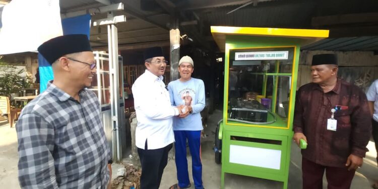 Dukung UMKM Bangkit, Bupati Tanjab Barat Beri Bantuan Gerobak dan Modal untuk Warga Bram Itam