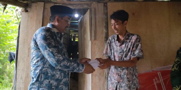 Pemimpin Hadir untuk Rakyat: Bupati Tanjab Barat Kunjungi Warga yang Terlupakan