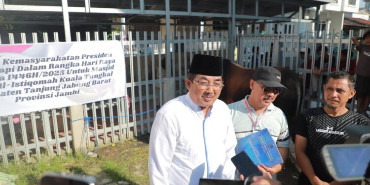 Idul Adha Penuh Berkah, Bupati Serahkan Sapi Kurban Presiden ke Masjid Agung Kuala Tungkal