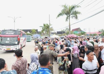 Tangis Haru Iringi Kepulangan Jamaah Haji Kloter 19, Bupati Anwar Sadat Turun Langsung Menyambut