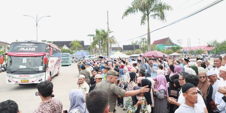 Tangis Haru Iringi Kepulangan Jamaah Haji Kloter 19, Bupati Anwar Sadat Turun Langsung Menyambut