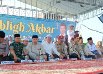Bersama Ribuan Jamaah, Ketua DPRD Tanjab Barat Ikuti Tausiyah UAS di Malam Tahun Baru Islam