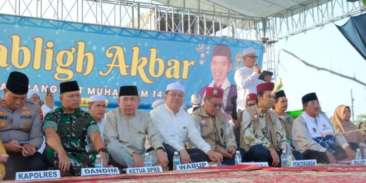 Bersama Ribuan Jamaah, Ketua DPRD Tanjab Barat Ikuti Tausiyah UAS di Malam Tahun Baru Islam