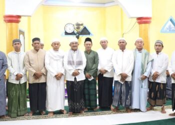 Tebar Keberkahan Subuh: Bupati Tanjab Barat Serahkan Bantuan dan Santunan