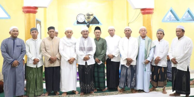 Tebar Keberkahan Subuh: Bupati Tanjab Barat Serahkan Bantuan dan Santunan