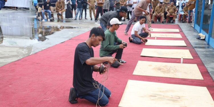 Bupati Anwar Sadat Saksikan Final Gasing, Serukan Semangat HUT RI dan Hari Jadi Tanjab Barat