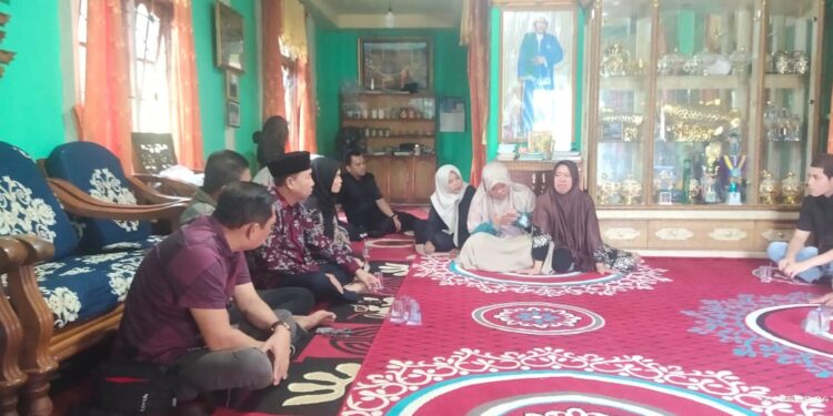 Ketua DPRD Tanjab Barat Hadiri Rumah Duka Ansari, Sampaikan Duka Mendalam