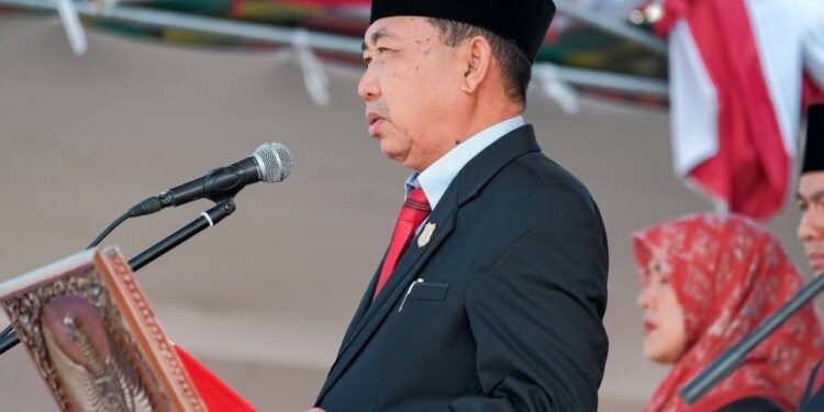 Ketua DPRD Tanjab Barat Bacakan Teks Proklamasi pada Upacara HUT RI ke-80