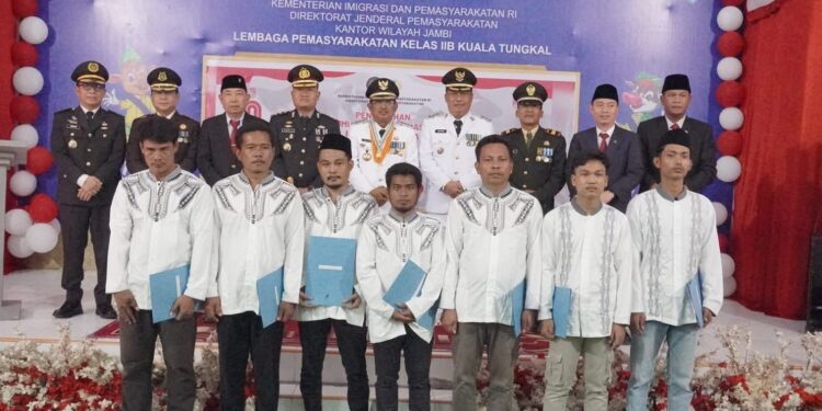 Ketua DPRD Hamdani SE Ikut Serahkan Remisi, 7 Warga Binaan Lapas Kuala Tungkal Langsung Bebas