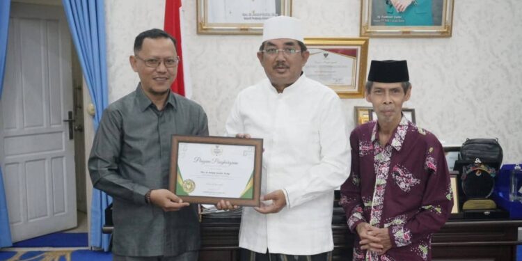 Bupati Tanjab Barat Terima Piagam Penghargaan Baznas Awards 2025