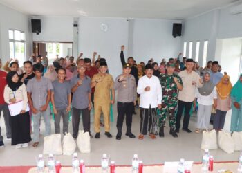 Bupati Anwar Sadat Serahkan Bantuan Sembako di Tiga Kecamatan, Wujudkan Kepedulian Pemerintah untuk Rakyat