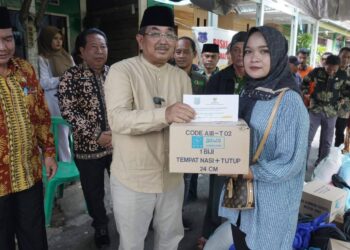 Bupati Tanjab Barat Salurkan Bantuan untuk Korban Kebakaran di Tungkal III