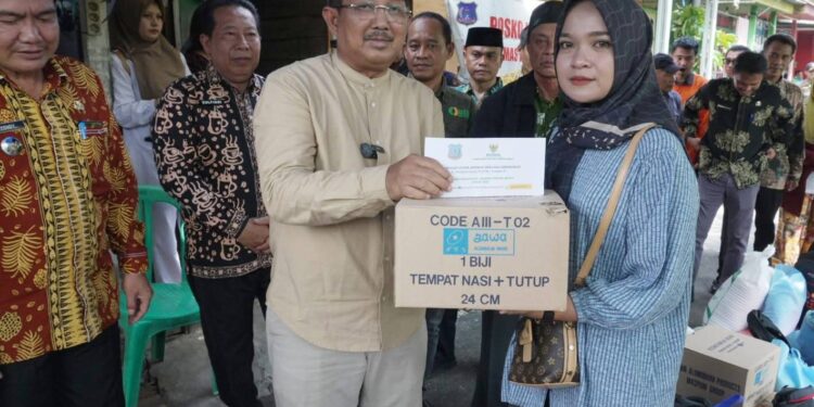 Bupati Tanjab Barat Salurkan Bantuan untuk Korban Kebakaran di Tungkal III