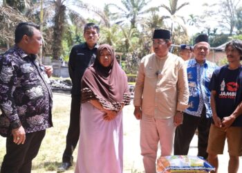 Bupati Tanjab Barat Tinjau Lokasi Kebakaran di Desa Purwodadi, Serahkan Bantuan untuk Korban