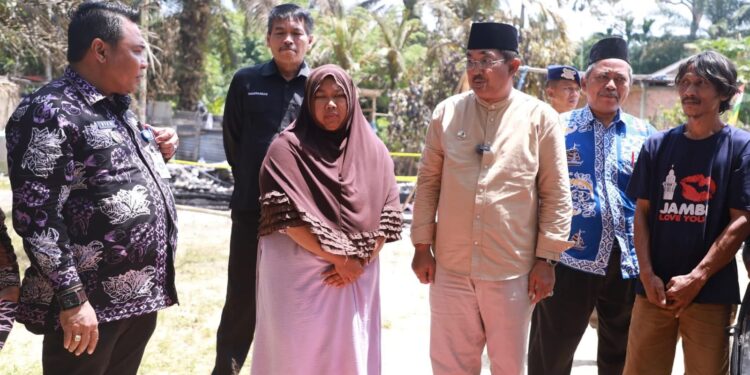 Bupati Tanjab Barat Tinjau Lokasi Kebakaran di Desa Purwodadi, Serahkan Bantuan untuk Korban