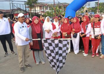 Bersama Masyarakat, Bupati dan Ketua TP PKK Kabupaten Ikuti Jalan Santai dan Senam Sehat BERKAH MADANI