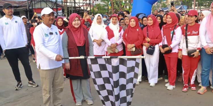 Bersama Masyarakat, Bupati dan Ketua TP PKK Kabupaten Ikuti Jalan Santai dan Senam Sehat BERKAH MADANI