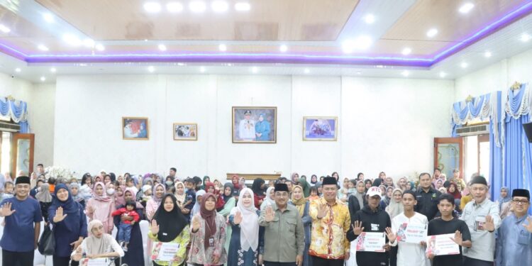 Bupati Tanjab Barat Salurkan Bantuan Beras Fortivit untuk Anak Stunting dan Bantuan ATENSI Kemensos