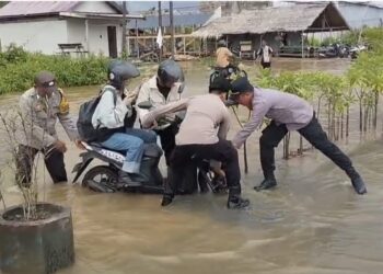 Jalur Utama ke Pelabuhan Roro Terputus, Polres Tanjab Barat Fokus Evakuasi Warga