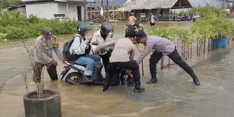 Jalur Utama ke Pelabuhan Roro Terputus, Polres Tanjab Barat Fokus Evakuasi Warga