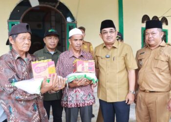 Banjir Rob Landa Betara, Bupati Anwar Sadat Salurkan Bantuan untuk 82 KK