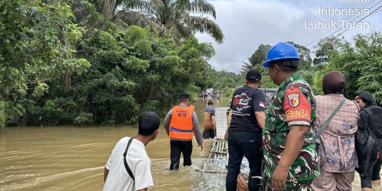 Banjir Rendam Jalur Strategis, Polsek Merlung Koordinasi dengan BPBD
