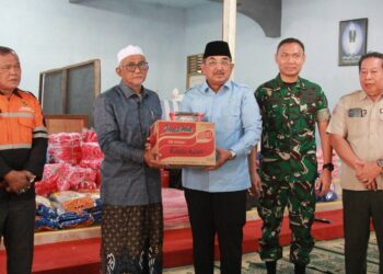 Usai Kebakaran Asrama Pesantren, Bupati Anwar Sadat Serahkan Bantuan ke Korban