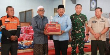 Usai Kebakaran Asrama Pesantren, Bupati Anwar Sadat Serahkan Bantuan ke Korban