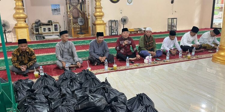 Bukber di Masjid Nurul Huda, Ketua DPRD Hamdani Serahkan Sembako untuk Warga Kampung Baru