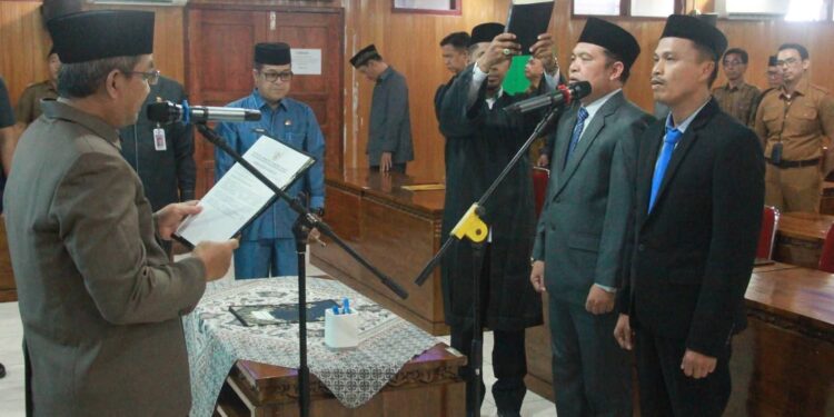 Pemkab Tanjab Barat Perkuat Pelayanan Publik, Bupati Anwar Sadat Lantik Pejabat Pimpinan Tinggi Pratama