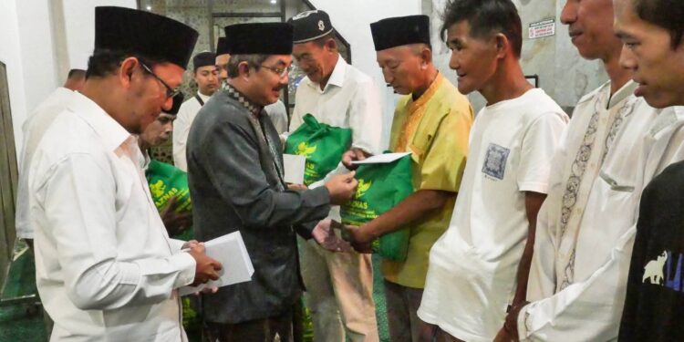 Sentuh Hati, Bupati Anwar Sadat Santuni Santri dan Mualaf di Bulan Ramadan