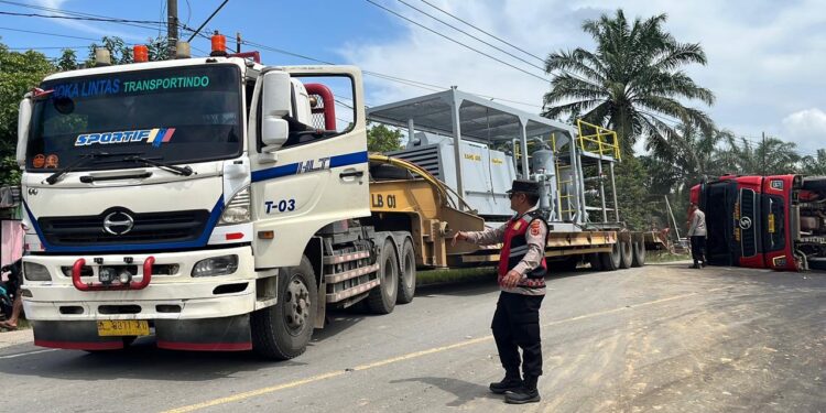 Insiden Trailer Terguling di Jalintim, Petugas Terapkan Buka-Tutup Jalur