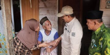 Wujud Nyata Kepedulian, Bupati Tanjab Barat Pantau Program Bedah Rumah di Tungkal