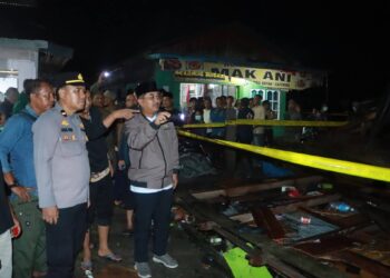 Gerak Cepat! Anggota DPRD, Lukas Cholikul R Dampingi Bupati Cek Korban Kebakaran Teluk Nilau