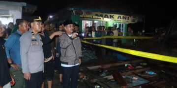 Gerak Cepat! Anggota DPRD, Lukas Cholikul R Dampingi Bupati Cek Korban Kebakaran Teluk Nilau