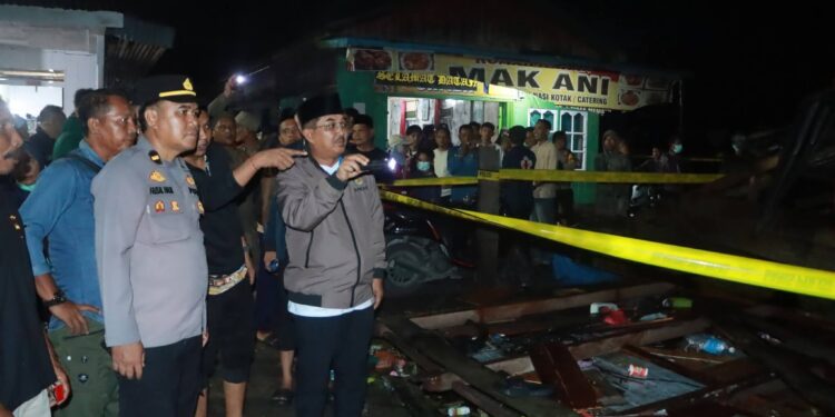 Gerak Cepat! Anggota DPRD, Lukas Cholikul R Dampingi Bupati Cek Korban Kebakaran Teluk Nilau