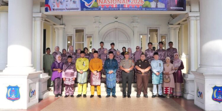 Katamso Pimpin Upacara Hardiknas, Pendidikan Bermutu Jadi Prioritas Tanjab Barat