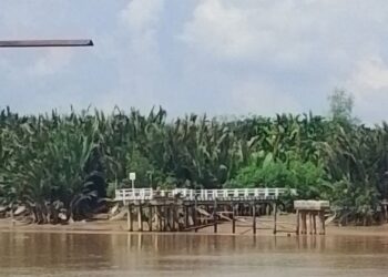 Jembatan Penyebrangan Sungai Landak Roboh, 2 Pekerja Tenggelam