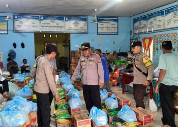 Korban Kebakaran Teluk Nilau Dapat Bantuan, Polres Tanjab Barat Salurkan 82 Karung Beras